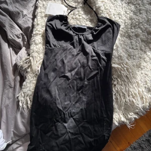 Svart klänning från Pull&Bear - Snygg svart klänning från Pull&Bear med smala axelband och rund halsringning. Helt ny med prislapp!