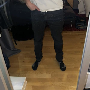 Svartgråa Nudie jeans - Säljer mina svartgråa nudie jeans då jag inte använt dom på ett tag men de är i väldigt bra skick!