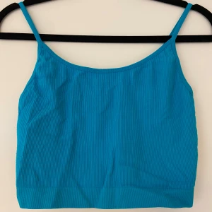 Turkos ribbat linne - Ett snyggt turkos ribbat linne med smala axelband