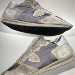 Philippe Model skor - Hej! Säljer nu mina skor från märket Philippe Model , storlek 45, bra skick. Givetvis äkta, Tveka inte på att höra av dig om du har frågor eller funderingar kring skorna!