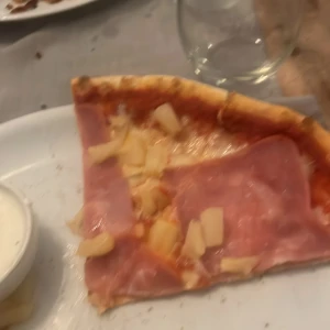 Hawaii Pizza Slice - En klassisk Hawaii-pizza med skinka och ananas på en tunn, krispig botten. Perfekt för en snabb och enkel måltid. 🍍🍕