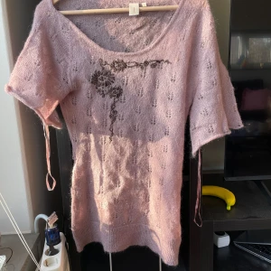 Ljuslila stickad tröja från Cream - Säljer en ljuslila stickad tröja från Cream med ett fint blommönster i mörkare nyans. Tröjan har korta ärmar och en avslappnad passform. Perfekt för en mysig dag eller en avslappnad kväll. 🌸