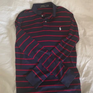 Ralph lauren piké - Säljer en stilren mörkblå pikétröja från Ralph lauren, är som ny. Hör av er vid frågor!!