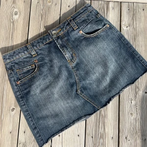 Jeans kjol från seven - Superfin kjol ifrån 7 for all mankind! 💙Säljer då den är lite för stor för mig. Superfint skick. Storleken står inte, men jag skulle säga S. Midjemått tvärs över framsida: 39-40 cm. Längd framsida: 35 cm. Hör av er vid frågor!💗