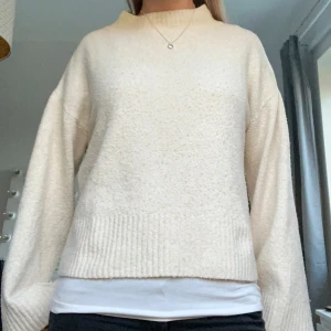 Stickad tröja - Stickad tröja från Pull&Bear i storlek M💕💕