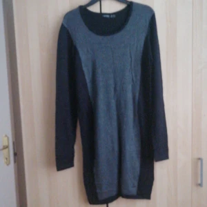 Grå och svart långärmad tröja från Esmara - Säljer en stilren grå och svart tröja från Esmara. Tröjan har en rund halsringning och långa ärmar, perfekt för kyligare dagar. Den är enkel och elegant, vilket gör den lätt att matcha med olika outfits.