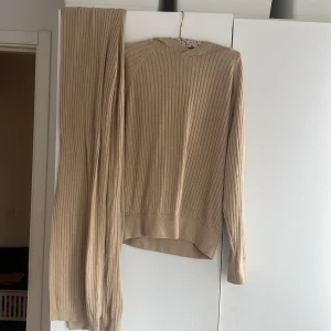Beige ribbad tröja från SOC - Säljer ett beige ribbad sett från SOC. Tröjan har långa ärmar och en bekväm passform. Perfekt för en stilren och avslappnad look. Byxorna är raka vid benen💕