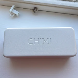 Glasögon från chimi ecru one size - Snygga solglasögon från Chimi med transparent båge och bruna tonade glas. Perfekta för en stilren look. Designade i Stockholm och kommer i ett elegant fodral.