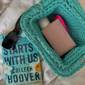 Handvirkad blå clutch/väska - Säljer en mellan blå handvirkad clutch / handväska som jag har virkat. Väskan är i ett mjukt garn och är väldigt rymlig! Kan bäras i handen som en clutch eller bäras i handtaget.  Kan Även Göra Andra Färger / storlekar💕