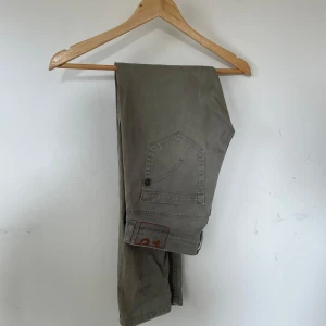 Dondup jeans - Säljer nu dessa feta jeans från dondup de är i en unik grå grön färg och har modellen George! De är i mycket bra skick, hör av dig vid eventuella frågor o funderingar!💫