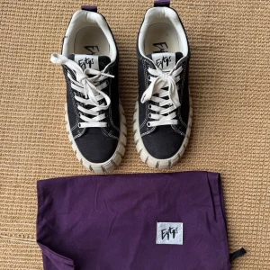 Svarta sneakers från Eytys - Snygga svarta sneakers från Eytys med vit sula och snörning. 