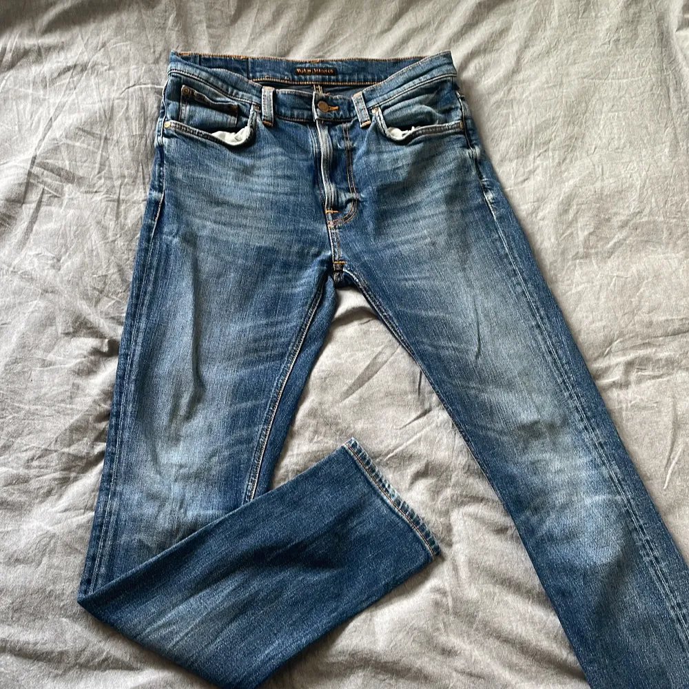 Säljer ett par snygga lean Dean jeans från Nudie Jeans i modellen Lean Dean. Storleken 31/32. De är i mycket bra skick en defekt på vänster framficka då de är ett mindre hål i fickan som enkelt går att sy ihop. Bara skriva om frågor. Farkut & Housut.
