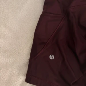 Vinröda träningsshorts från Lululemon - Snygga vinröda träningsshorts från lullulemon. Knappt använda och är jätte sköna