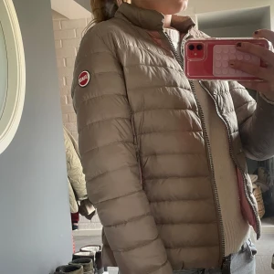 Beige dunjacka från Colmar - Säljer en supersnygg beige dunjacka från Colmar. Perfekt som vårjacka💘 