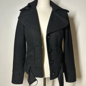 Kort kappa  - Superfin vårkappa, äldre från vero moda. Storlek xs. Köp sker via köp nu, jag postar inom 24h. Kvar tills markerad såld 