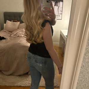 TRUE RELIGION - Intressekoll på mina blå true religion w29, väldigt bra skick, endast lite ” slitna ” i kanten (bild). Det är inget man direkt tänker på, de är för långa för mig därav defekten- går att tvätta så ser det ännu lite bättre ut 🤗