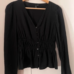 Blus från Vero moda - Fin svart blus. Inga defekter och använd ett fåtal gånger. Pris kan diskuteras!