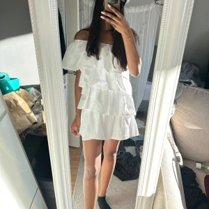 Student klänning  - Helt ny vit klänning. Endast testat, säljer fp jag köpt en annan istället. Storlek S, köpt av @catricewear på Instagram. Perfekt till studenten!