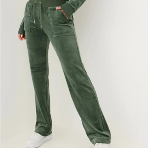 Juicy byxor-mörkgröna - Jätte fina juicy byxor använd några gånger. Sitter jätte fint och är köpta för ett tag sen men inte riktigt min stil längre. Pris kan diskuteras, kontakta ifall du vill ha fler bilder