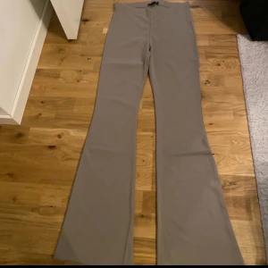Beige byxor med bootcut  - Snygga beige byxor från Lager 157 med utsvängda ben. Perfekta för en stilren look. Byxorna har en tight passform upptill och är tillverkade i ett mjukt material för extra komfort.