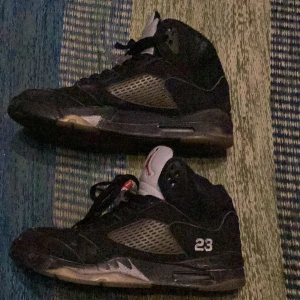Svarta Nike Air Jordan 5 retro black Metallic - 2 små skrapor längst fram annars bra skick pris kan diskuteras vid snabb affär