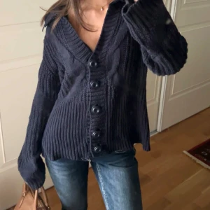 Mörkblå stickad kofta med knappar - Superfin mörkblå stickad tröja med knappar💗🌟✨