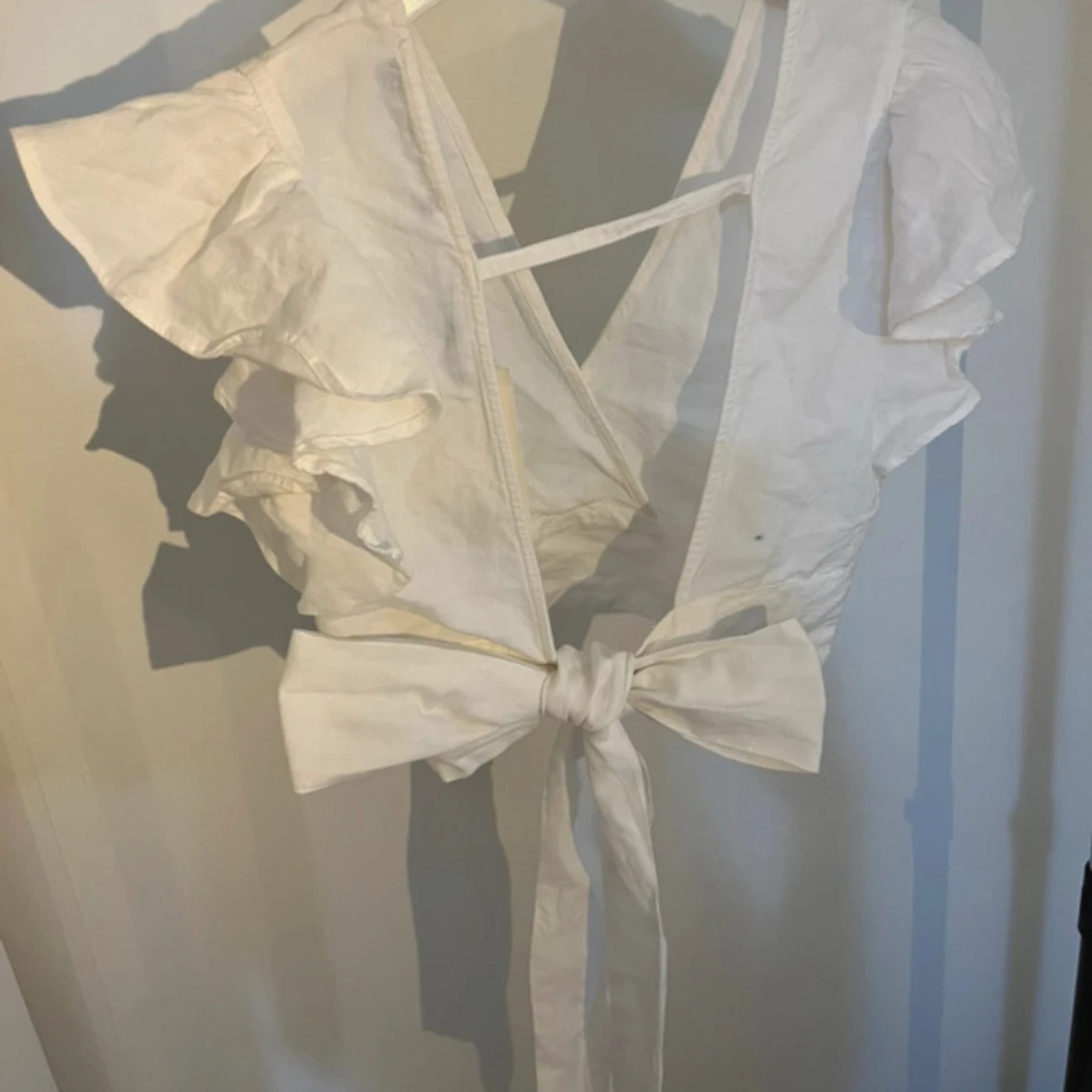 Vit omlottopp från Bik Bok