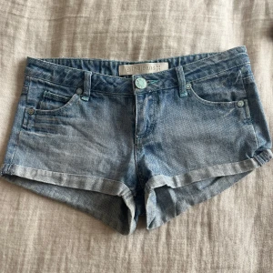 Lågmidjade jeans shorts - Säljer ett par superfina lågmidjade jeansshorts ifrån Gina tricot. Köptes på Plick. Storlek S. 💗