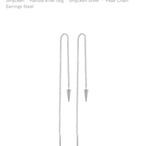Peak Chain Earrings Steel från Edblad - Snygga och moderna örhängen från Edblad i stål. Dessa örhängen har en kedjedesign med spetsiga detaljer som ger en edgy look. Perfekta för att addera en stilren touch till din outfit.Dem är helt nya och aldrig andvända,säljer då jag inte andvänder silver❤️hör gärna av er vid frågor eller intresse!🥰