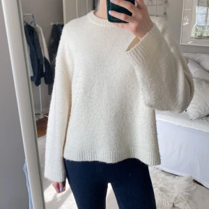 Vit stickad tröja - Mysig vit stickad tröja från Gina tricot. Lite nopprig men inget man tänker på. Köpt för 300
