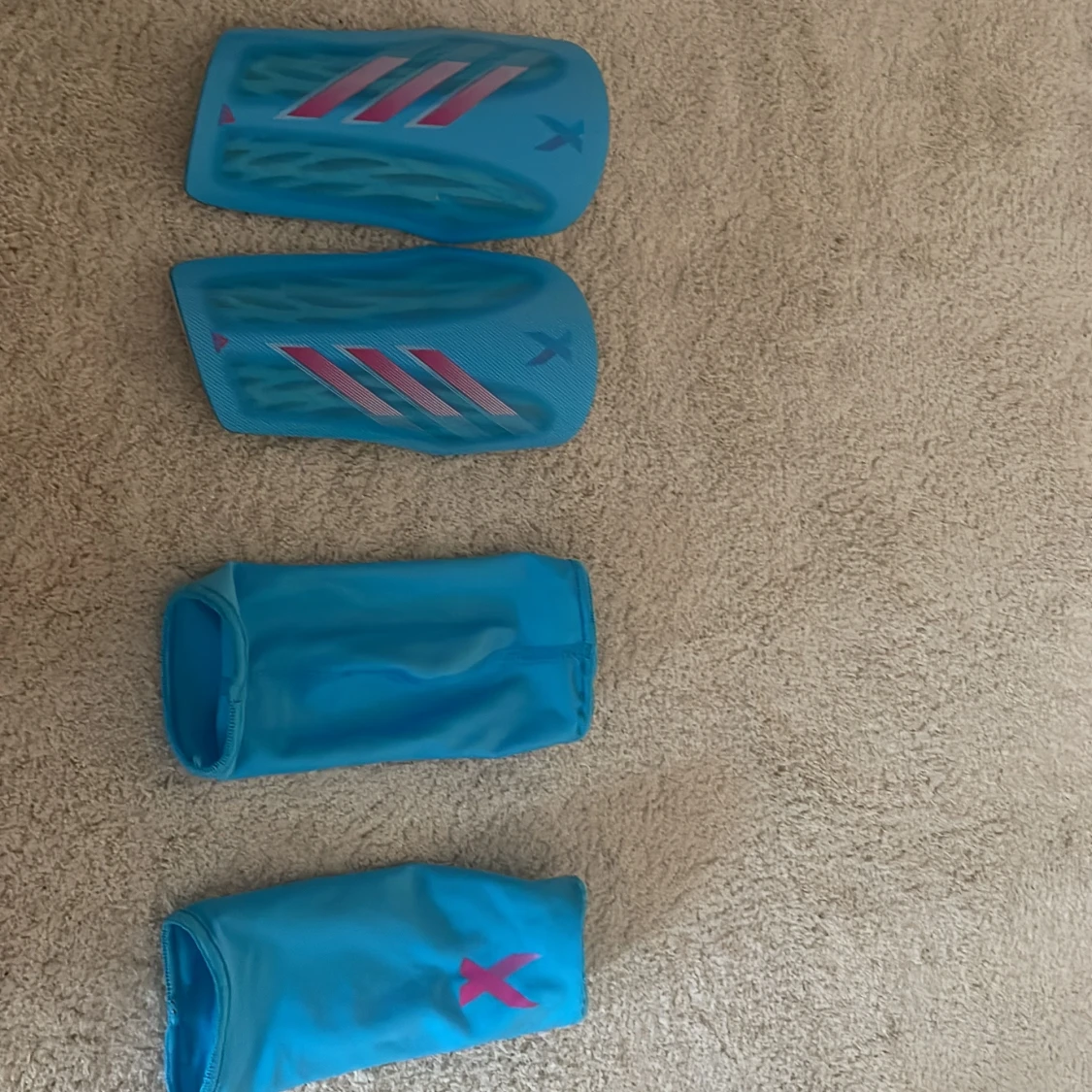 Blå benskydd från Adidas