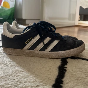 Marinblå Adidas Gazelle sneakers - Säljer ett par adidas gazelle sneakers i storlek 38 2/3. Bra skick, tvättar såklart innan jag skickar ❤️pris går att diskutera