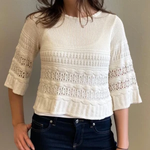 Hålstickad tröja med trekvartsärm - Säljer då den inte kommer till användning längre💕Storlek M men passar mig perfekt som vanligtvis har S. De första två bilderna är lånade och den sista är på min tröja! Skriv vid frågor😇