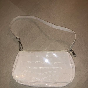 Vit axelväska  - ,