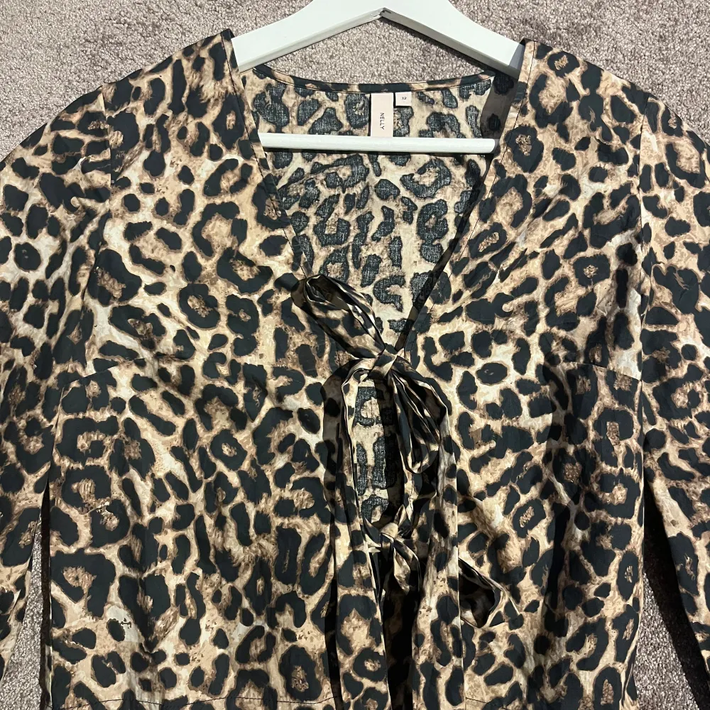 Jättesnygg ”blus” från Nelly i leopardmönster.💞. Puserot.