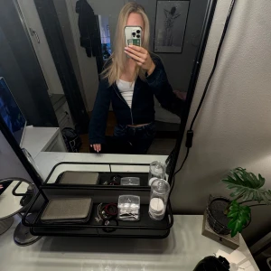 Mörkblå kofta  - Mörkblå kofta från lager 157 i storlek S. Aldrig använd och säljer den därför att den inte kommit till användning. 