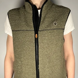 Morris fleece väst  - En riktig snygg och trendig morris fleece väst i fint skick, storlek S, vid frågor är det bara att skriva // Gramenti
