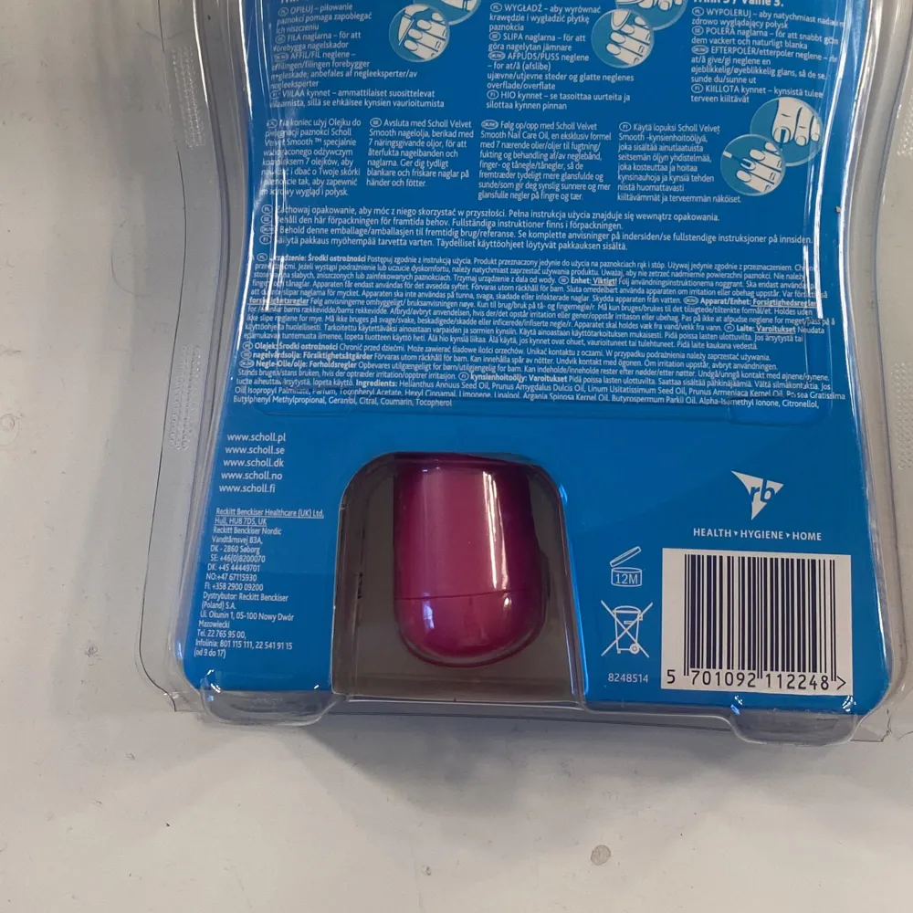 Scholl Velvet Smooth Electronic Nail Care System för att enkelt få friska och glänsande naglar. Inkluderar en elektronisk nagelfil i rosa och tre olika filhuvuden för att fila, släta ut och polera naglarna. Perfekt för både händer och fötter. Även en nagel olja följer med. De tre olika bitsen är en fil, en buffer och en bits som gör nagelytan glansig. Beauty.