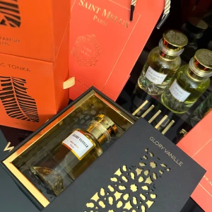 Parfymkollektion 16 olika  - Upptäck en exklusiv parfymkollektion med dofter som Glory Vanille och Burj Khalifa. Flaskorna är elegant designade med guld- och svartdetaljer, förpackade i stilrena orange och svarta lådor med utskurna mönster. Perfekt för den som söker en lyxig doftupplevelse. 16 olika dofter.