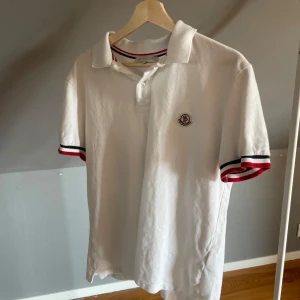 Moncler pike - En fett moncler piké inga fel på den passar bara inte mig så vill bli av med den 