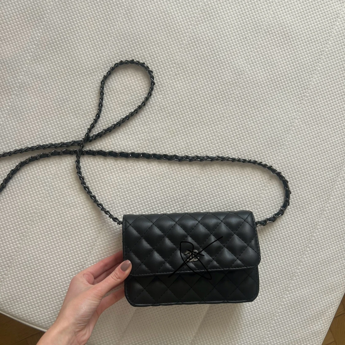 Svart quiltad axelväska