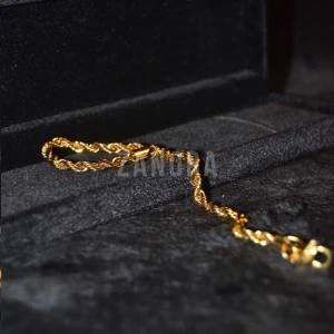 | ZANORA | CORDELL ARMBAND | 4MM - 20CM | ROSTFRITT STÅL GOLD TONING |  - ZANORA Cordell Armband i rostfritt stål med gold toning, 4 mm brett och 20 cm långt, ger en sofistikerad och modern känsla. Armbandet är både stilrent och hållbart, designat för att tåla vardagligt bruk och behålla sin glans länge. ZANORA, grundat 2024, skapar smycken som kombinerar funktion, kvalitet och elegans. Har du några frågor? Tveka inte att kontakta oss! Följ oss på sociala medier: Instagram: @Zanora.Store TikTok: @Zanora.store