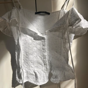 Topp från guess - Super gullig topp från Guess !!! Broderade detaljer och kan sitta off the shoulder om man vill ✨✨ Skulle säga att den passar xxs-xs (står xs på)