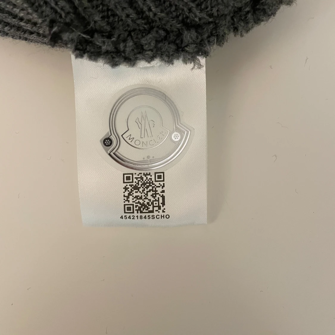 Grå ribbad mössa från Moncler - 2