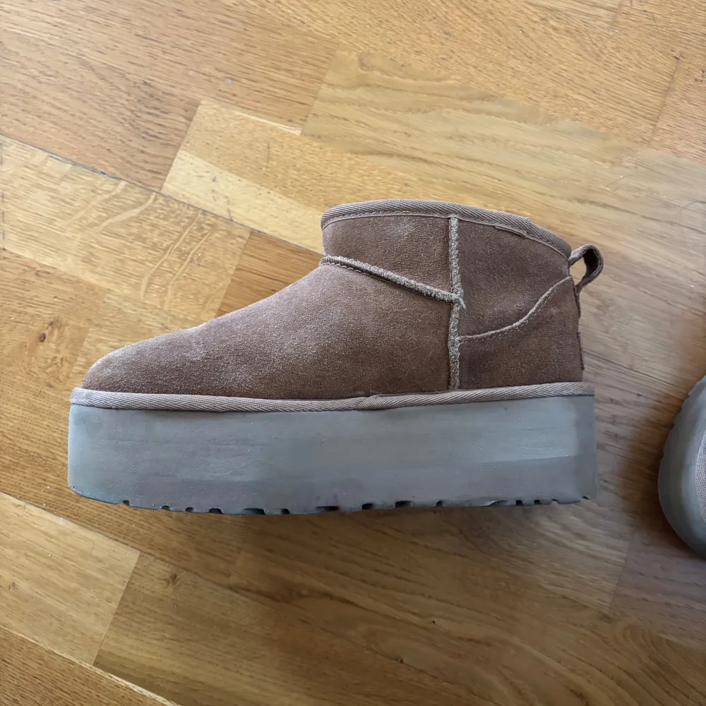 Uggs ultra mini plattform I chestnut. Storlek 37. Använda men i bra skick. Skorna är lite slitna där fram (se bilder) och har vissa täcken på användning. Men inget man ser tydligt enligt mig. Jag har lagt till hälskydd för att göra skorna mer bekväma men det går att ta bort. . Kengät.