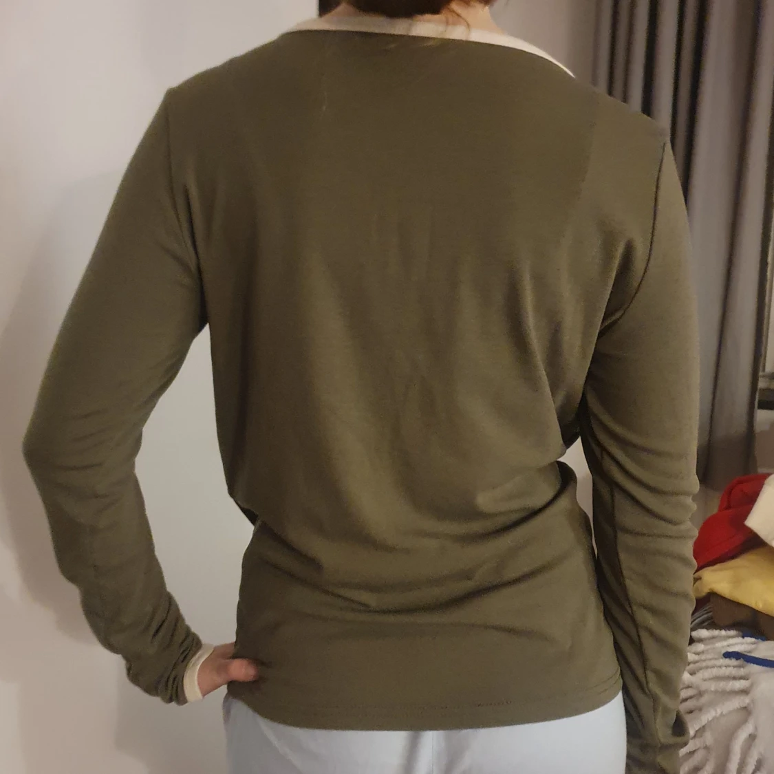 Olivgrön långärmad tröja med vit kant - 2