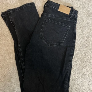 Svarta jeansbyxor - Snygga svarta jeansbyxor, rak passform med en slits💕