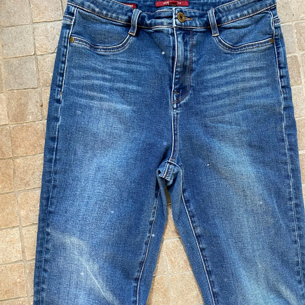Snygga blå jeans från Miss Sixty med klassisk femficksdesign och knappgylf. De har en lätt tvättad look och är perfekta för en avslappnad stil. Märkesdetaljer på knappen och etiketten ger en extra touch. prickarna på bilden är bara damm i luften. . Farkut & Housut.
