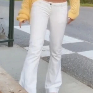 vita jeans - Modell "extra low tommy". Storlek 27, MÅTT: innebenslängd-77 cm, ytterbenslängd-96 cm, midjemått ca 36 cm. Bilderna är från tjejen jag köpte av💕 säljer vidare då dom va för små☹️ obs! Litet hål, se sista bild😇