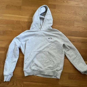 Ami Paris hoodie - Ami Paris hoodie i storlek s, har en defekt/hål på ärmen. Fler bilder finns, pris går att diskutera